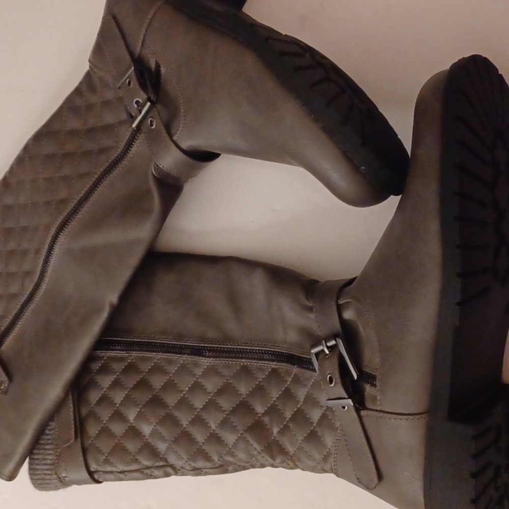 Jeossy milan boots size 8 quilted zip up knee high buckle design stretchy